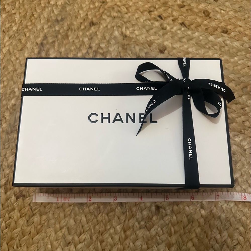 CHANEL Box and Ribbon - Picture 11 of 11